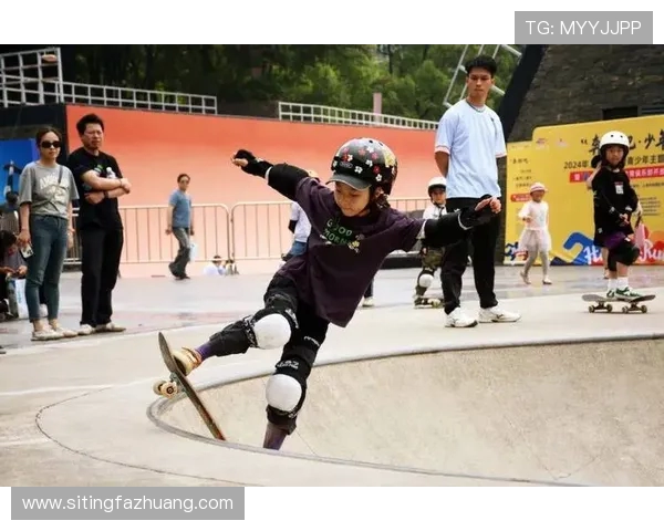 重庆滑板队在极限运动会中以83分领先积分榜,展现出色实力与团队合作精神 重庆滑板队在极限运动会中以83分领先积分榜,展现出色实力与团队合作精神